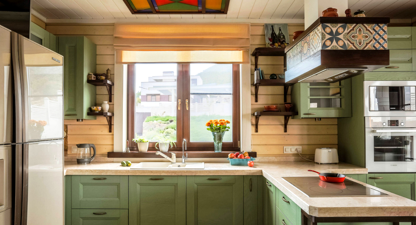 תריסים רומאיים אינם רק דקורטיביים, אלא גם אלמנט פונקציונלי של הפנים תריסים רומאיים למטבח: אפשרות נוחה ומעשית לקישוט חלון