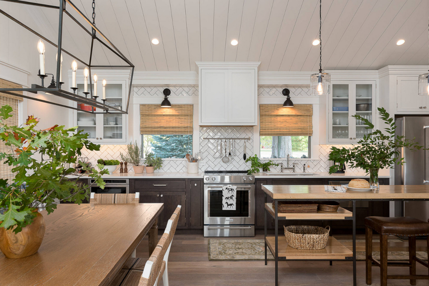 ההתאמה ניתנת על ידי מנגנון המצויד בשרשרת או כבל ההתאמה ניתנת על ידי מנגנון המצויד בשרשרת או כבל