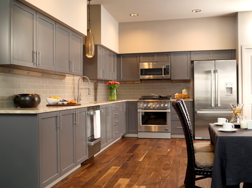 Keramiske fliser, parketbrædder eller laminat vælges oftest som gulve. Keramiske fliser, parketbrædder eller laminat vælges oftest som gulve.