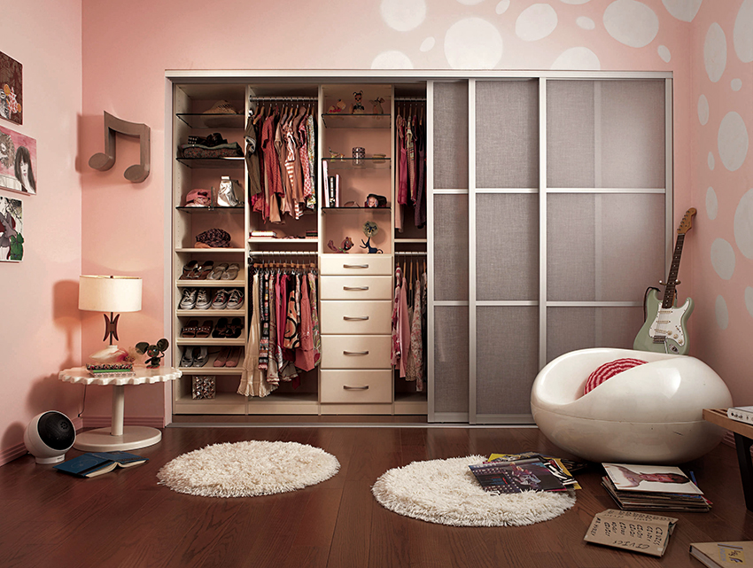 Det anbefales at garderoben til barnehagen inneholder hyller, skuffer, stenger og kroker Det anbefales at garderoben til barnehagen inneholder hyller, skuffer, stenger og kroker