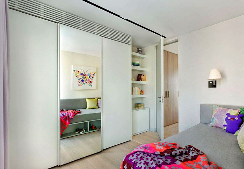 Skyvegarderoben, på grunn av størrelsen, lar deg ta imot alle barnets ting Skyvegarderoben, på grunn av størrelsen, lar deg ta imot alle barnets ting