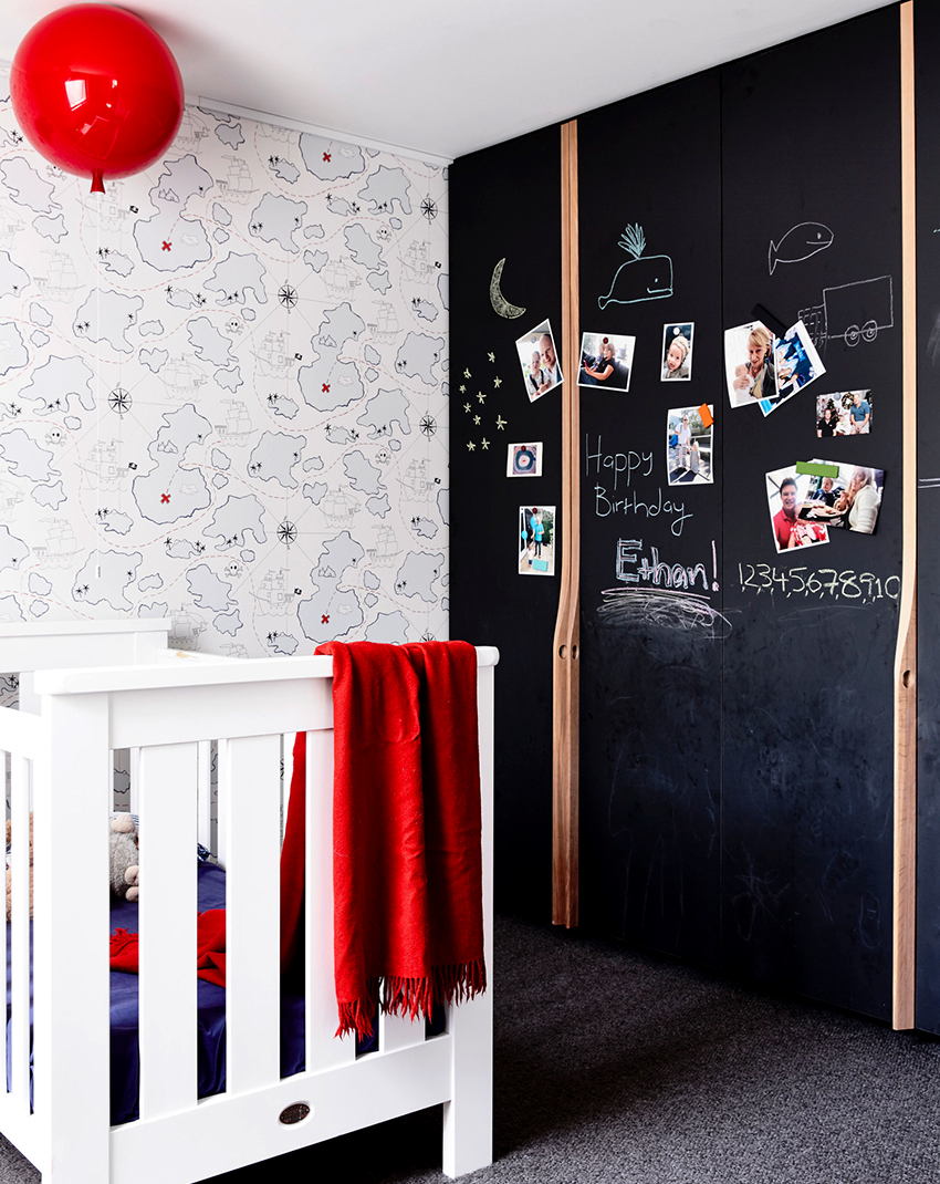 Av typen åpning er skap tilgjengelig med hengslede og skyvedører. Av typen åpning er skap tilgjengelig med hengslede og skyvedører.