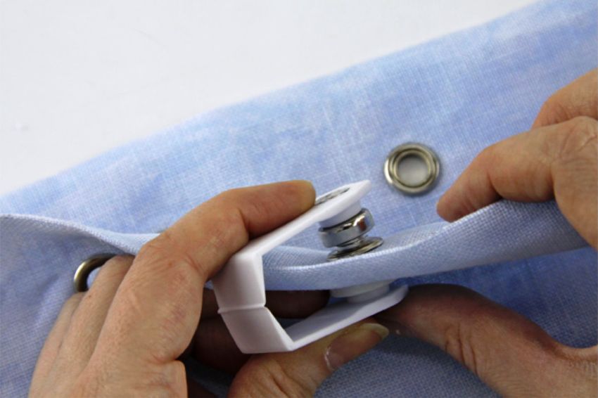 Στερεώστε την οπή στην ραμμένη κουρτίνα στην κουζίνα χρησιμοποιώντας ένα κλιπ Στερεώστε την οπή στην ραμμένη κουρτίνα στην κουζίνα χρησιμοποιώντας ένα κλιπ