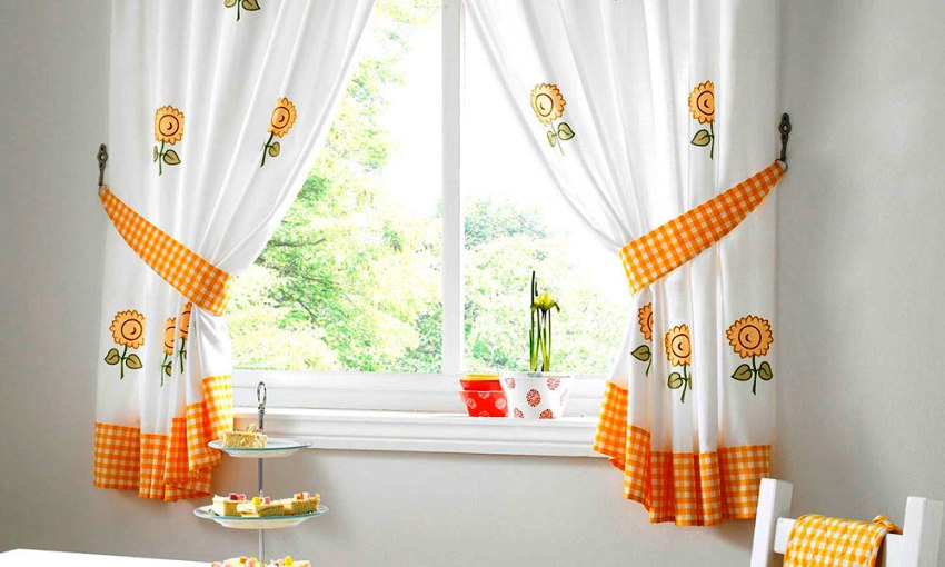 Για μια μικρή κουζίνα, επιλέξτε κοντές κουρτίνες με εύκολη συναρμολόγηση. Για μια μικρή κουζίνα, επιλέξτε κοντές κουρτίνες με εύκολη συναρμολόγηση.