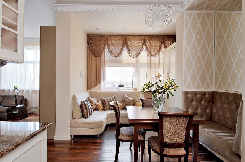 Το Lambrequin είναι περισσότερο μια διακοσμητική επιλογή για χρήση στην κουζίνα Το Lambrequin είναι περισσότερο μια διακοσμητική επιλογή για χρήση στην κουζίνα