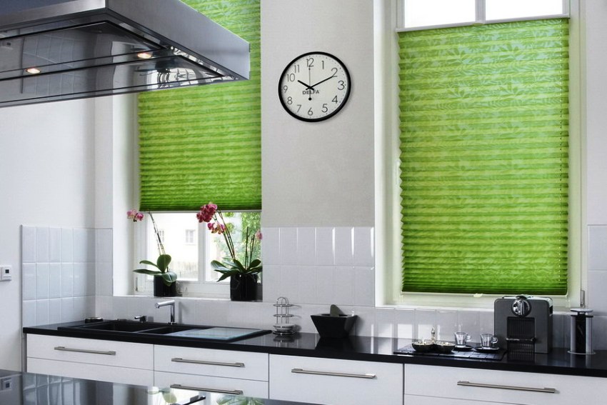 Το μοντέλο των πτυχωτών κουρτινών χρησιμοποιείται πιο συχνά στο εσωτερικό της κουζίνας σε μοντέρνο στιλ. Το μοντέλο των πτυχωτών κουρτινών χρησιμοποιείται πιο συχνά στο εσωτερικό της κουζίνας σε μοντέρνο στιλ.