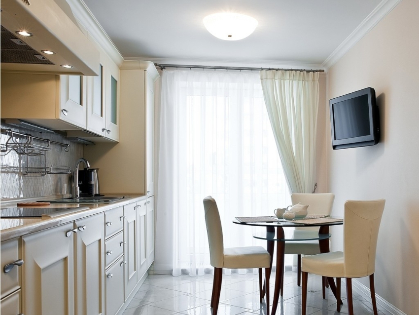 L’ús de cortines asimètriques es considera la forma més senzilla de decorar l’interior. L’ús de cortines asimètriques es considera la forma més senzilla de decorar l’interior.