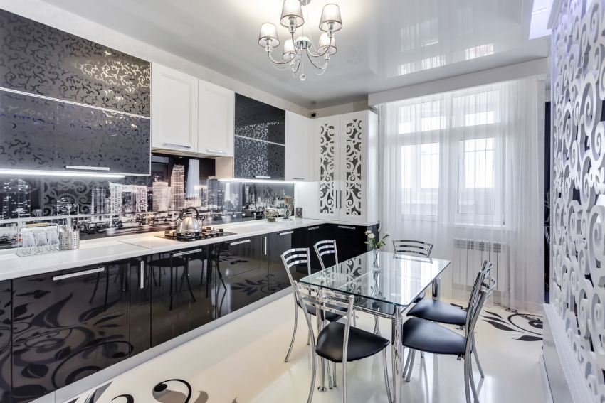 El tul a la cuina amb balcó no perd la seva rellevància, perquè el teixit translúcid té un aire clar i lleuger El tul a la cuina amb balcó no perd la seva rellevància, perquè el teixit translúcid té un aire clar i lleuger