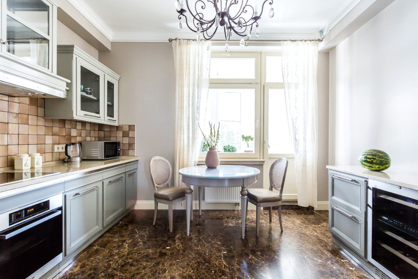 S’han de triar les cortines de la cuina amb accés al balcó perquè tinguin el mateix aspecte i no trenquin la finestra en dues zones separades S’han de triar les cortines de la cuina amb accés al balcó perquè tinguin el mateix aspecte i no trenquin la finestra en dues zones separades