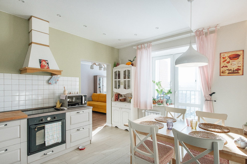 Els teixits naturals que s’escullen per a les cortines d’una habitació amb balcó són els més adequats: lli, jute, cànem, seda, cotó Els teixits naturals que s’escullen per a les cortines d’una habitació amb balcó són els més adequats: lli, jute, cànem, seda, cotó