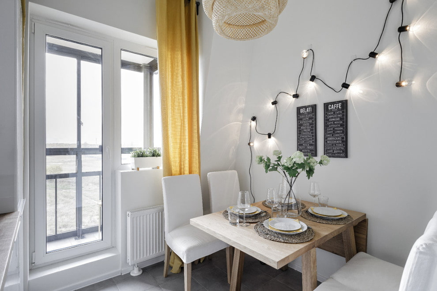 Per donar a la sala un aspecte inusual, només cal lliscar la cortina darrere de la porta del balcó Per donar a la sala un aspecte inusual, només cal lliscar la cortina darrere de la porta del balcó