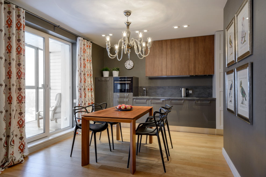 Si la cuina dóna a un costat assolellat o sud-oest, és important triar teixits resistents a la decoloració. Si la cuina dóna a un costat assolellat o sud-oest, és important triar teixits resistents a la decoloració.