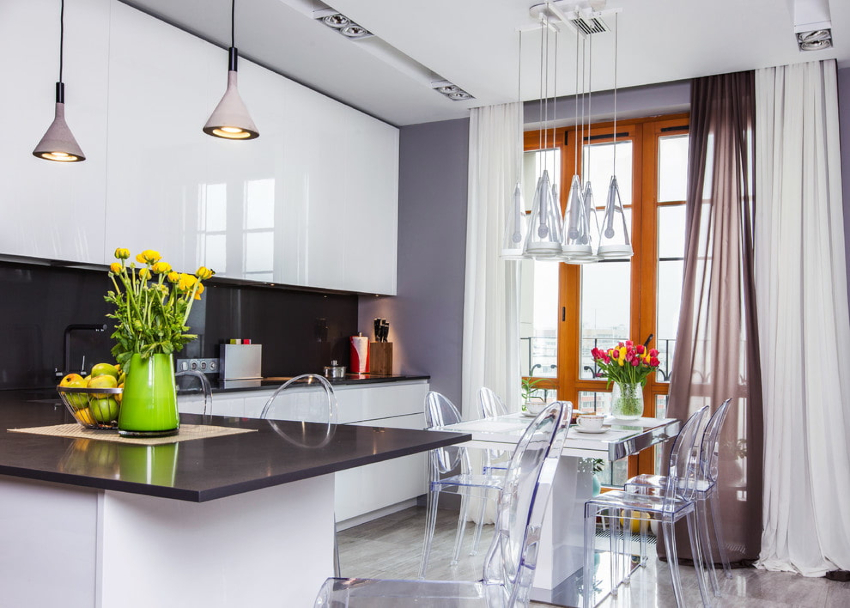 En una habitació petita, podeu instal·lar persianes enrotllables, cortines o productes combinats En una habitació petita, podeu instal·lar persianes enrotllables, cortines o productes combinats