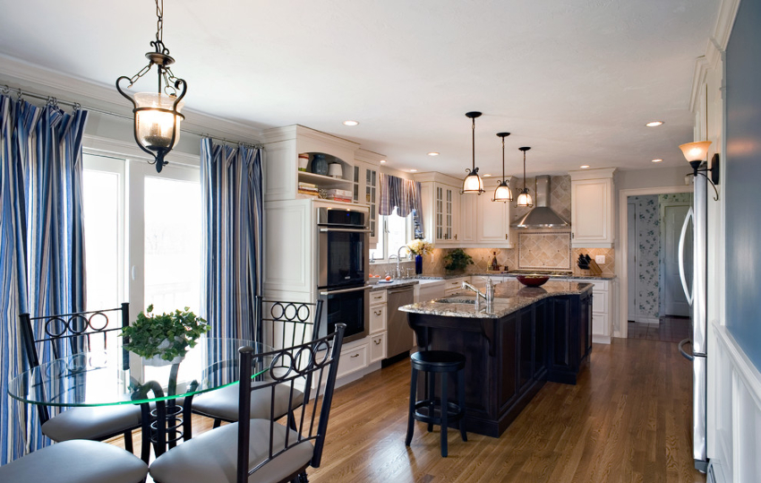 Per augmentar visualment l’habitació, cal triar cortines amb ratlles verticals Per augmentar visualment l’habitació, cal triar cortines amb ratlles verticals