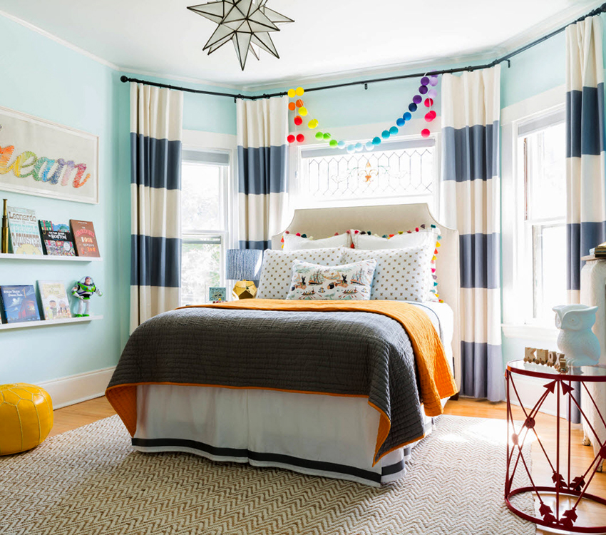 Gardiner til en teenagers værelse skal vælges ud fra barnets præferencer Gardiner til en teenagers værelse skal vælges ud fra barnets præferencer