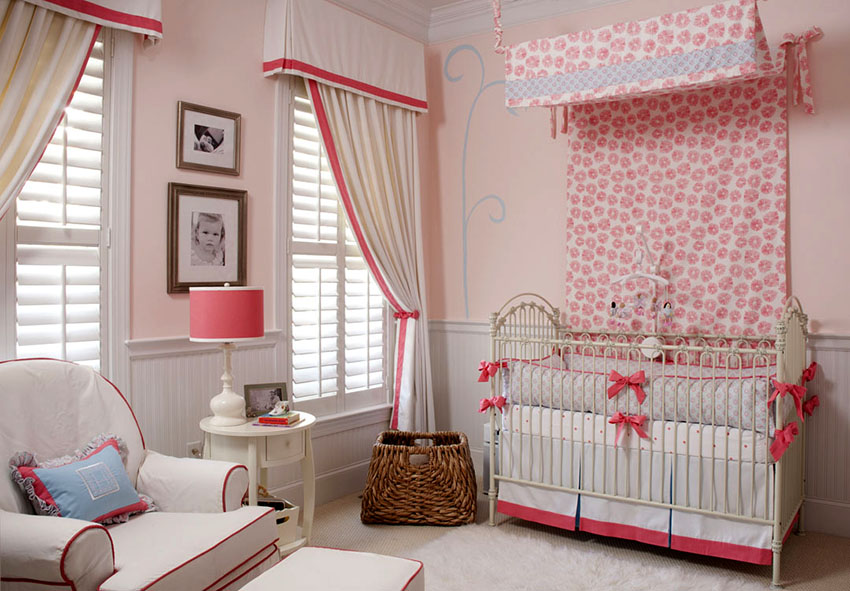 Persienner med lodrette eller vandrette lameller bruges til vinduesdekoration. Persienner med lodrette eller vandrette lameller bruges til vinduesdekoration.