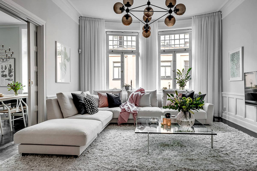 כאשר מקשטים חלונות בסגנון סקנדינבי, משתמשים בווילונות או וילונות מבדים טבעיים בהירים כאשר מקשטים חלונות בסגנון סקנדינבי, משתמשים בווילונות או וילונות מבדים טבעיים בהירים