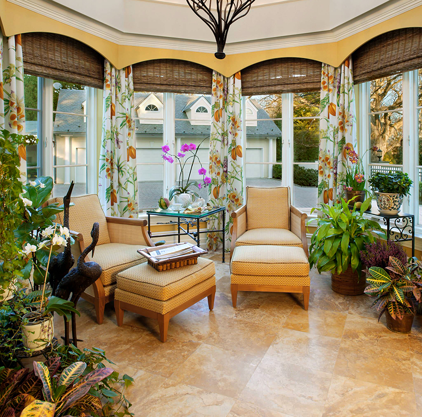 ניתן לקשט חלונות מפרץ בגוונים רומאיים ובווילונות בהירים ניתן לקשט חלונות מפרץ בגוונים רומאיים ובווילונות בהירים