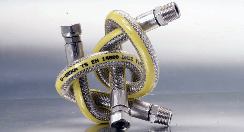 Ang isang makabuluhang sagabal ng mga hose na may metal na tirintas ay ang imposibilidad ng visual na kontrol sa kondisyon ng layer ng goma Ang isang makabuluhang kawalan ng mga hose na may metal na tirintas ay ang imposibilidad ng kontrol sa visual sa kondisyon ng layer ng goma