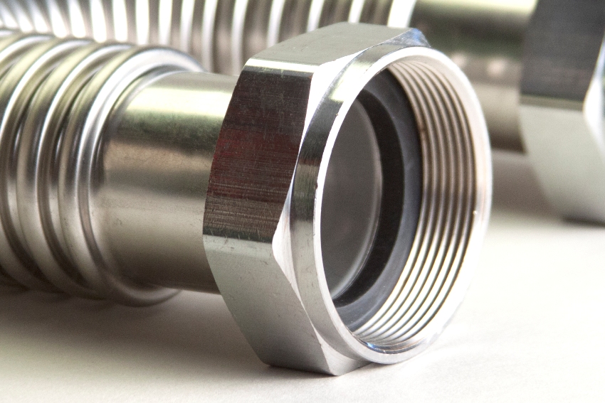 Sa mga dulo ng medyas mayroong dalawang mga unyon, na kung saan ay gawa sa hindi kinakalawang na asero Sa mga dulo ng medyas mayroong dalawang mga unyon, na kung saan ay gawa sa hindi kinakalawang na asero