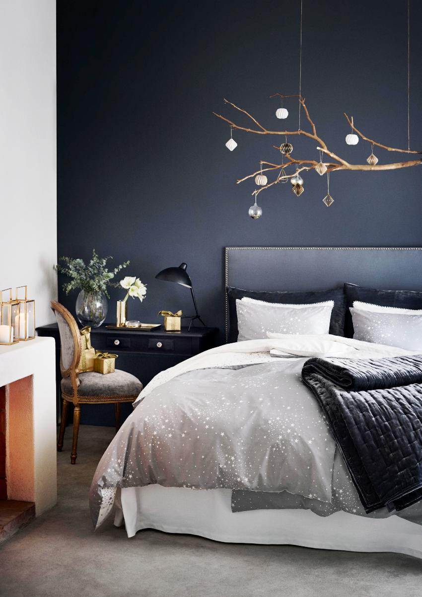 Je lepšie prilepiť iba jednu stenu miestnosti modrou tapetou bez vzoru a vzoru Je lepšie prilepiť iba jednu stenu miestnosti modrou tapetou bez vzoru a vzoru