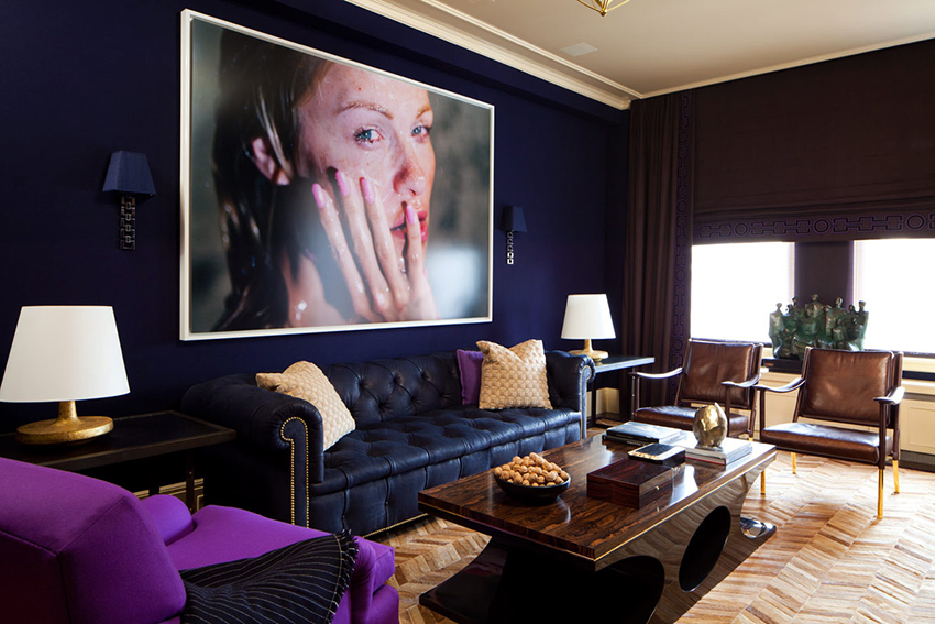 A tapéta sötétkék árnyalatai nyugtatóvá teszik a szobát A tapéta sötétkék árnyalatai nyugtatóvá teszik a szobát