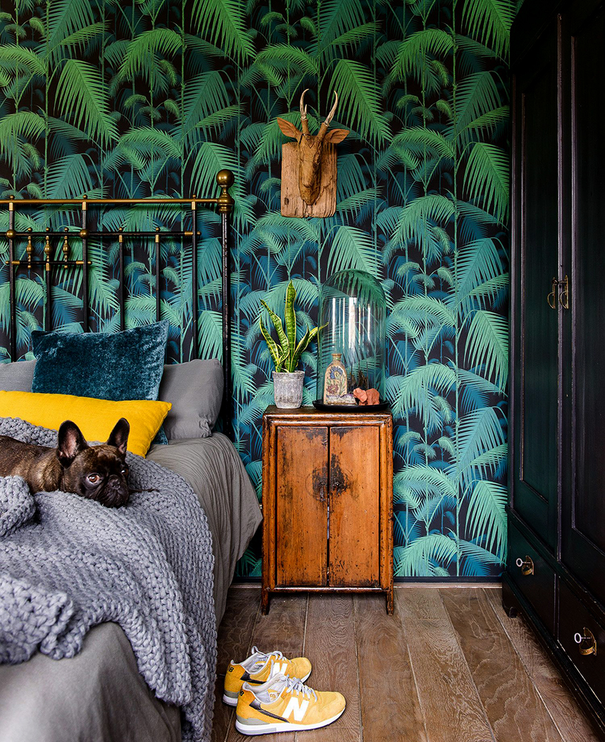 A hálószoba sötét tapétáját világosabb belső elemekkel kell elindítani A hálószoba sötét tapétáját világosabb belső elemekkel kell elindítani