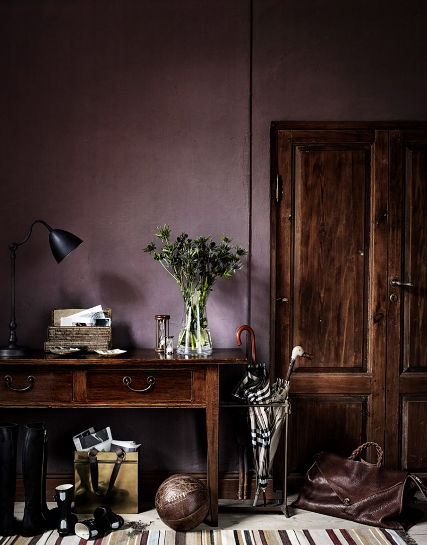 Ha a folyosó kicsi, akkor csak egy falat ajánlott sötét tapétával levágni. Ha a folyosó kicsi, akkor csak egy falat ajánlott sötét tapétával levágni.