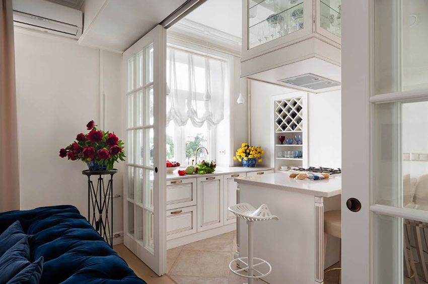 ישנן שתי דרכים להצמיד כרכובים - לתקרה ולקיר ישנן שתי דרכים להצמיד כרכובים - לתקרה ולקיר