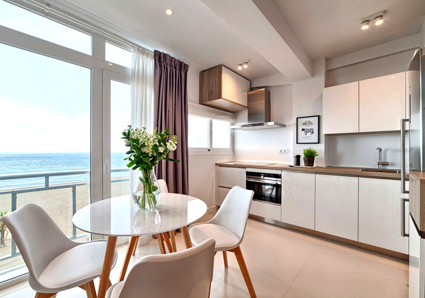 הסוגים הנפוצים ביותר של הידוק הווילון הם ווים או לולאות. הסוגים הנפוצים ביותר של הידוק הווילון הם ווים או לולאות.