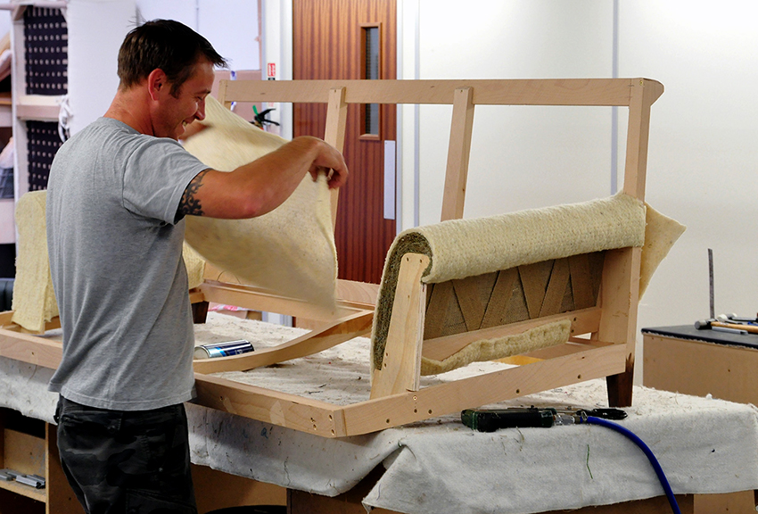 For å lage en hjørnesofa trenger du sponplater eller kryssfiner For å lage en hjørnesofa trenger du sponplater eller kryssfiner