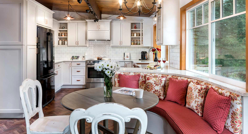 לרוב ספסלי הספה צורה מעוגלת לרוב ספסלי הספה צורה מעוגלת