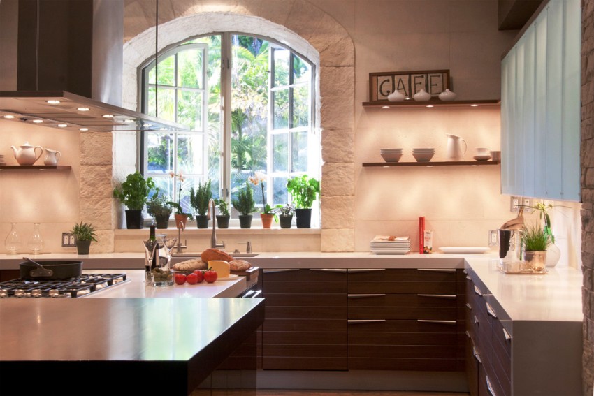 Et vindueskarm foret med indendørs blomster af forskellige typer, størrelser og kapaciteter er et velkendt billede Et vindueskarm foret med indendørs blomster af forskellige typer, størrelser og kapaciteter er et velkendt billede