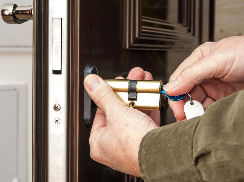 על מנת להחליף את הזחל בדלת מתכת, מספיק מברג אחד על מנת להחליף את הזחל בדלת מתכת, מספיק מברג אחד