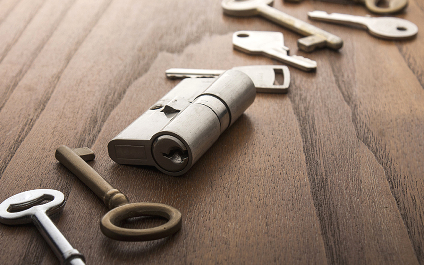 מפתחות למנגנונים גליליים שונים בכך שהם בעלי צורה שטוחה מפתחות למנגנונים גליליים שונים בכך שהם בעלי צורה שטוחה