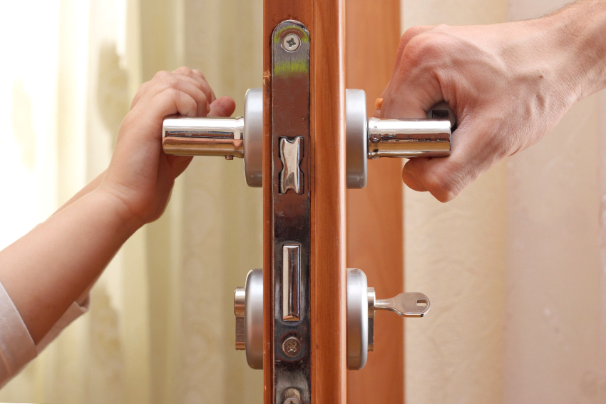 מנעול מסוג תפס יכול להיות בעל כמה עצירות הממוקמות גם מלמטה וגם מלמעלה מנעול מסוג תפס יכול להיות בעל כמה עצירות הממוקמות גם מלמטה וגם מלמעלה