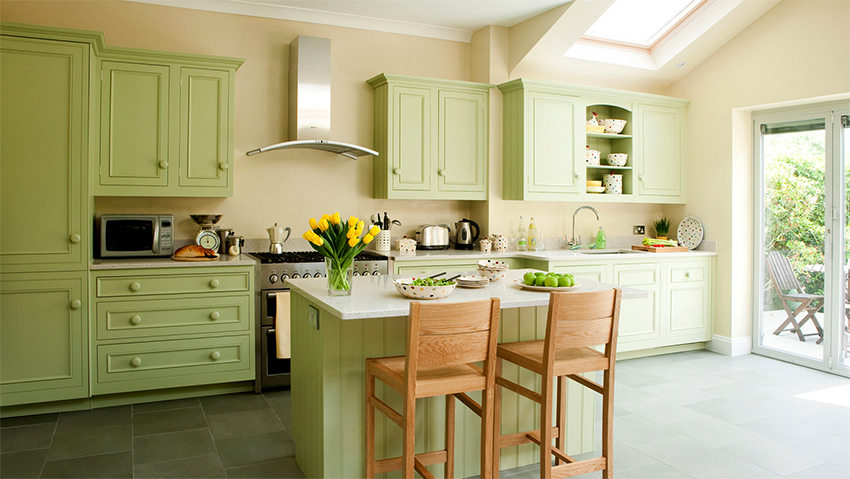 Svetlozelená kuchyňa vytvára v interiéroch príjemnú jarnú atmosféru Svetlozelená kuchyňa vytvára v interiéroch príjemnú jarnú atmosféru