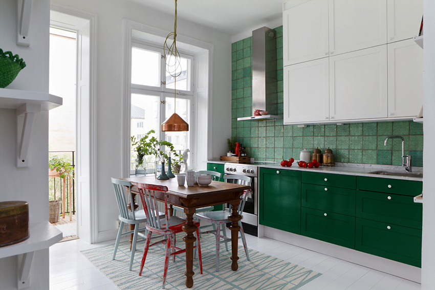 Kuchyňa v smaragdových a malachitových odtieňoch vyzerá jasne a šťavnato Kuchyňa v smaragdových a malachitových odtieňoch vyzerá jasne a šťavnato