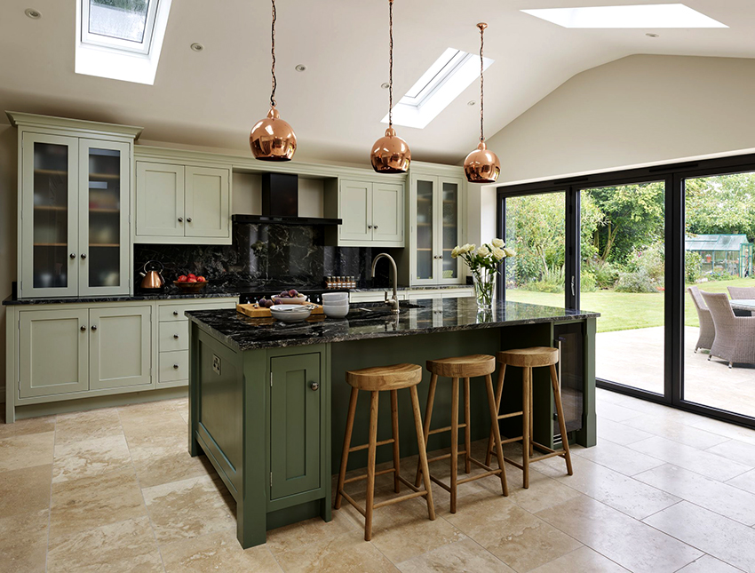 Tlmené zelené farby je možné doplniť drevenými prvkami Tlmené zelené farby je možné doplniť drevenými prvkami