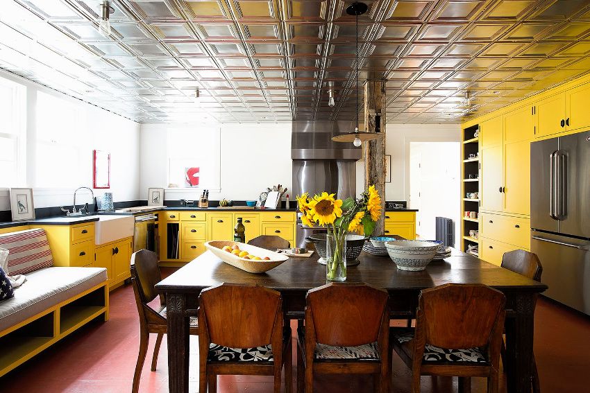 O bucătărie însorită nu poate fi monocromatică, deoarece chiar și o culoare atât de pozitivă ar trebui folosită cu înțelepciune O bucătărie însorită nu poate fi monocromatică, deoarece chiar și o culoare atât de pozitivă ar trebui folosită cu înțelepciune