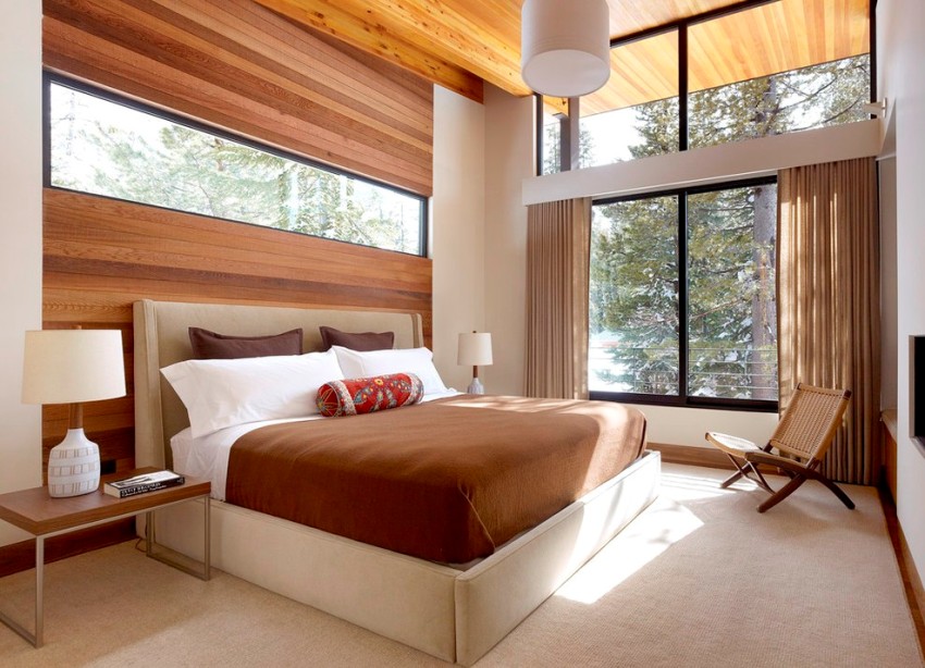 Ang kawalan ng isang mesa sa tabi ng kama sa silid ay magpapalaya sa puwang para sa pag-install ng isang imbakan system, mesa sa pagbibihis o silya ng pagbabasa Ang kawalan ng isang mesa sa tabi ng kama sa silid ay magpapalaya sa puwang para sa pag-install ng isang imbakan system, mesa sa pagbibihis o silya ng pagbabasa