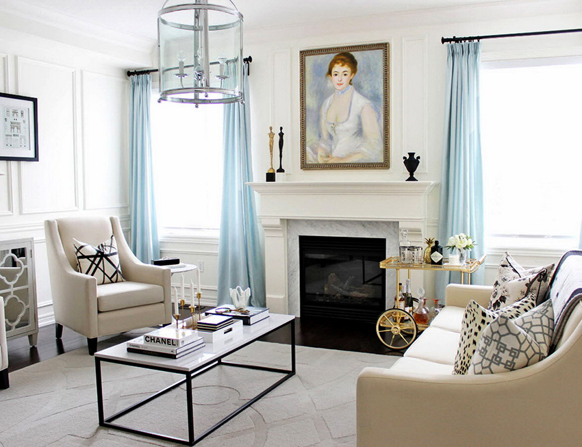 Jeśli pomieszczenie jest małe, lepiej jest preferować lekkie zasłony w jasnych kolorach. Jeśli pomieszczenie jest małe, lepiej jest preferować lekkie zasłony w jasnych kolorach.