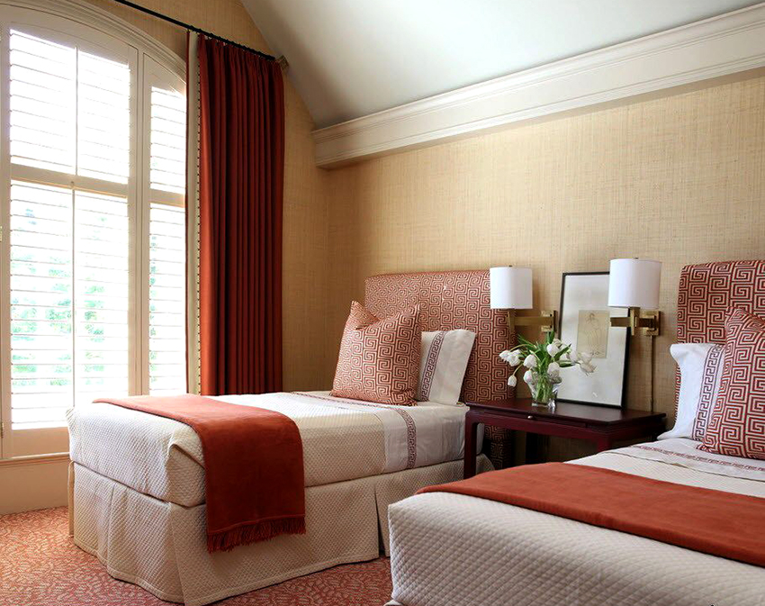 Czerwone zasłony nie powinny być zbyt jasne, lepiej wybrać spokojne odcienie Czerwone zasłony nie powinny być zbyt jasne, lepiej wybrać spokojne odcienie