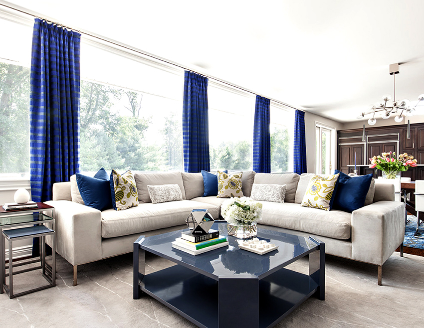 W przestronnym salonie można wybrać dowolne zasłony, najważniejsze jest to, aby pasowały do ogólnego wnętrza W przestronnym salonie można wybrać dowolne zasłony, najważniejsze jest to, aby pasowały do ogólnego wnętrza