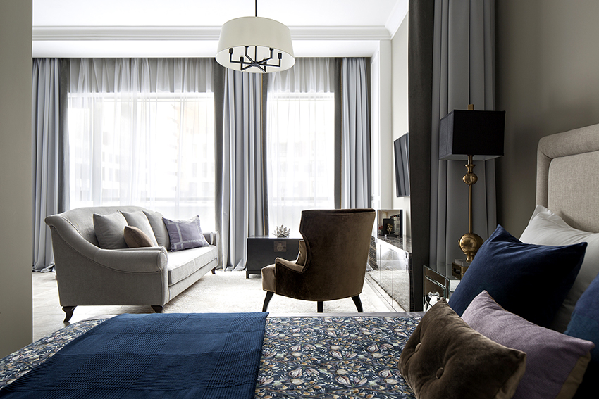 Et must-ha element på soverommet er et sminkebord eller nattbord Et must-ha element på soverommet er et sminkebord eller nattbord