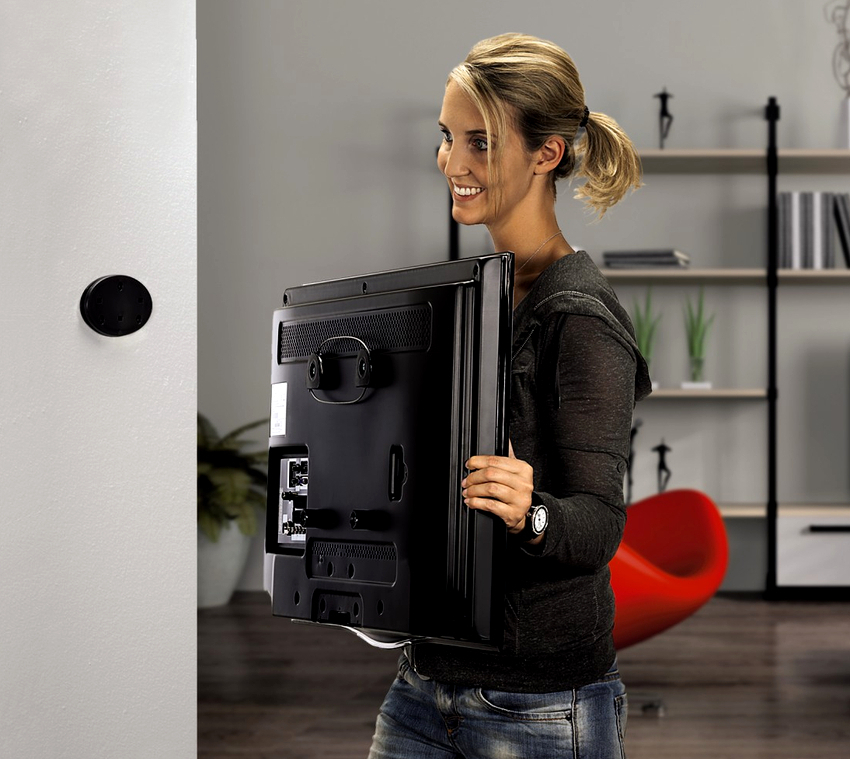 Maaari mong i-hang ang TV sa dingding nang walang bracket salamat sa mga espesyal na fixture sa likod ng kaso Maaari mong i-hang ang TV sa dingding nang walang bracket salamat sa mga espesyal na fixture sa likod ng kaso