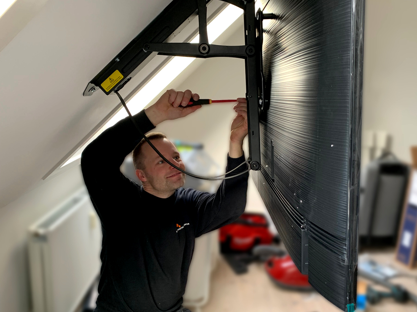 Bilang karagdagan sa taas, napakahalaga na piliin ang tamang distansya sa TV, dahil ang pag-load sa mga mata ay nakasalalay dito. Bilang karagdagan sa taas, napakahalaga na piliin ang tamang distansya sa TV, dahil ang pag-load sa mga mata ay nakasalalay dito.