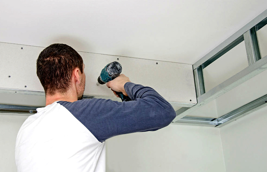 Du kan skjule rørene fra emhætten og kedlen i køkkenet i en kasse bestående af metalprofiler og gipsvæg Du kan skjule rørene fra emhætten og kedlen i køkkenet i en kasse bestående af metalprofiler og gipsvæg