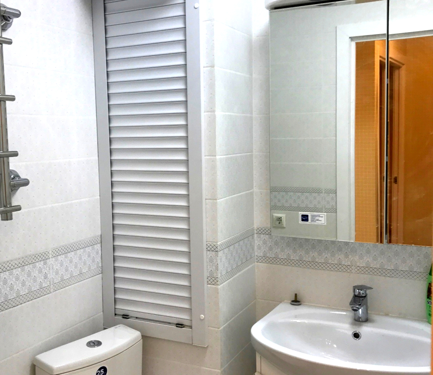 Hvis der installeres et automatisk system på toilettet, skal løftemotoren være i et lukket hus. Hvis der installeres et automatisk system på toilettet, skal løftemotoren være i et lukket hus.