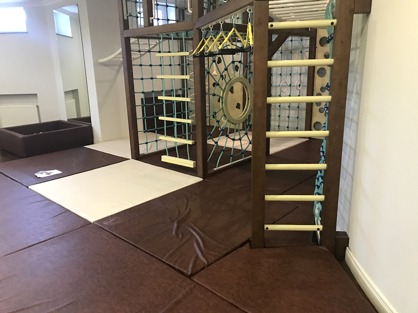 Da barnet ikke kan blive på skaller, skal barnet sænke sig ned på en belægning med tilstrækkelig tykkelse for at undgå personskade Da barnet ikke kan blive på skaller, skal barnet sænke sig ned på en belægning med tilstrækkelig tykkelse for at undgå personskade